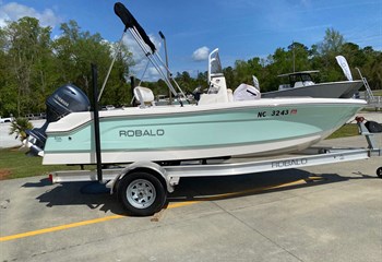 2019 Robalo R160  Boat